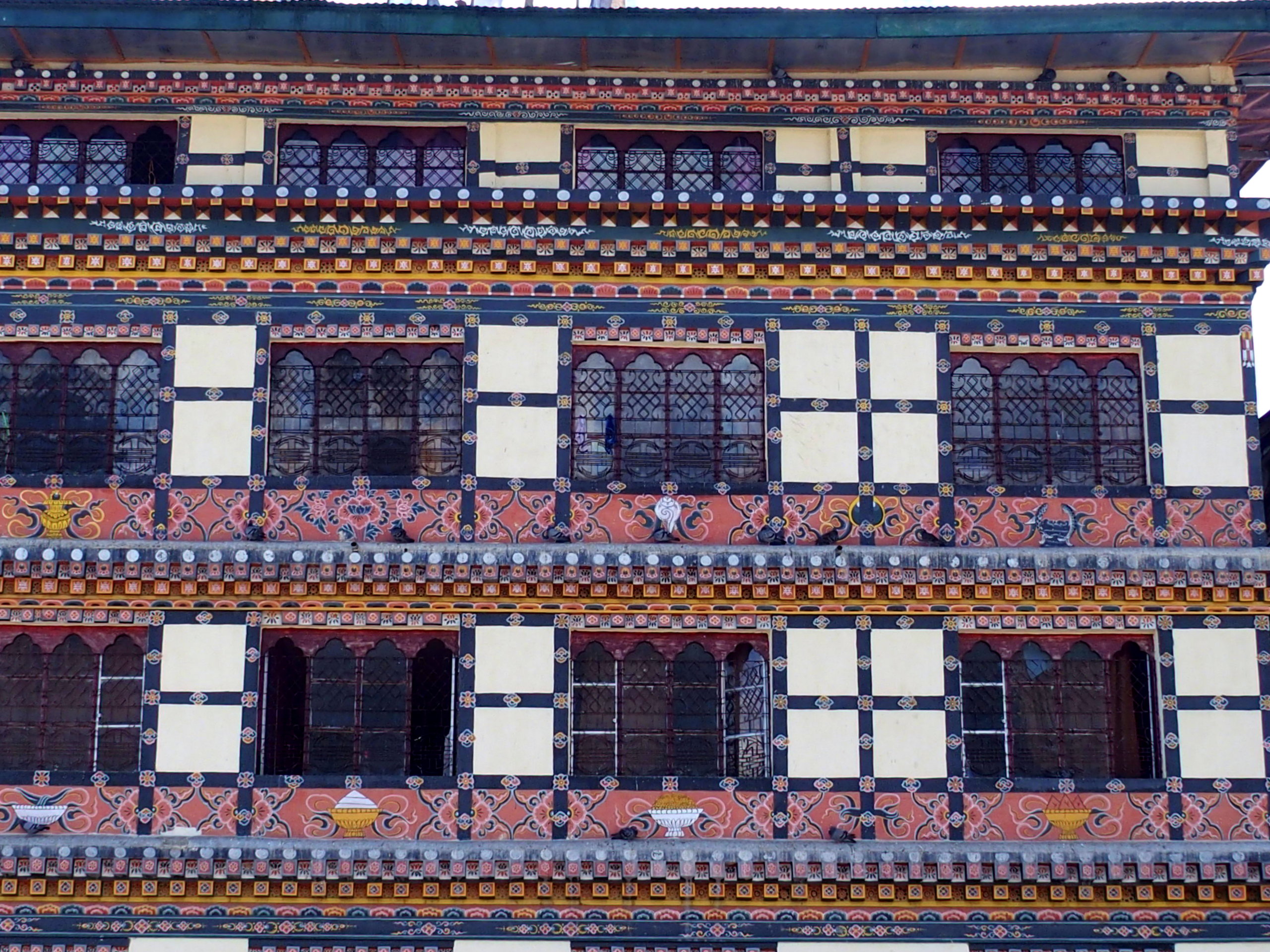 Peintures-traditionnelles-au-Bhoutan-sur-façade-dimmeuble