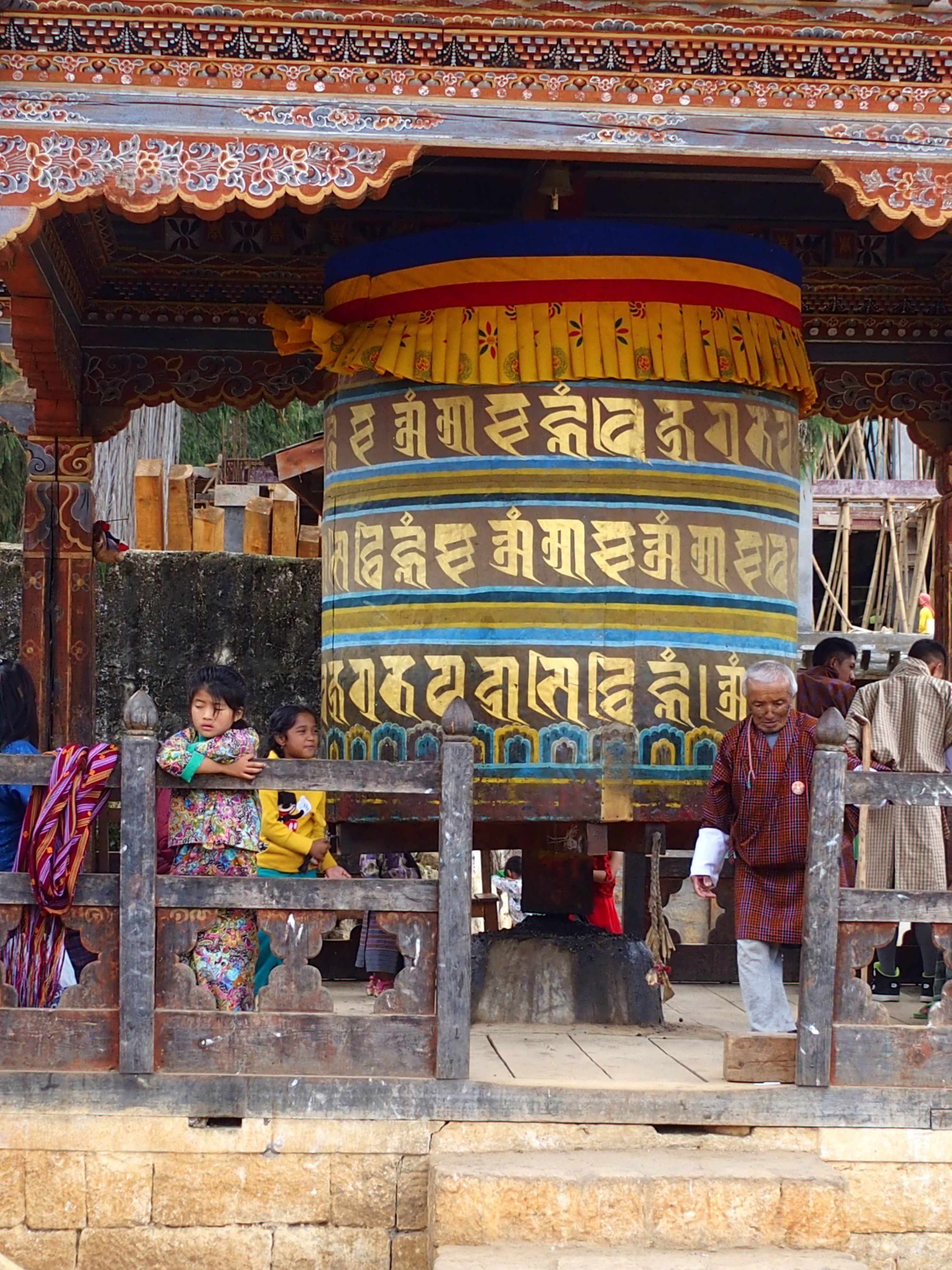 Peintures traditionnelles au Bhoutan sur grand moulin à prière