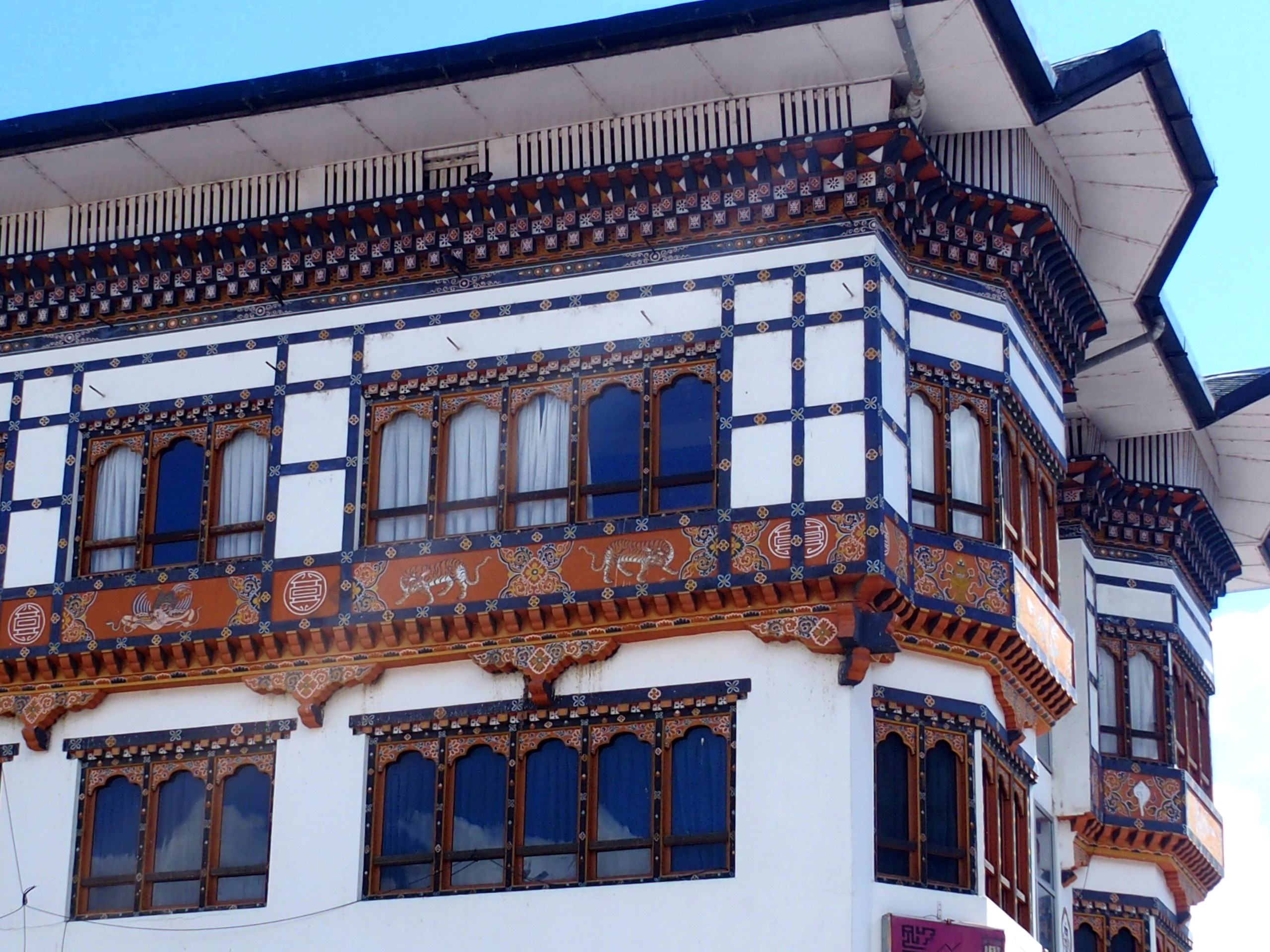 Peintures-traditionnelles-au-Bhoutan-sur-immeuble