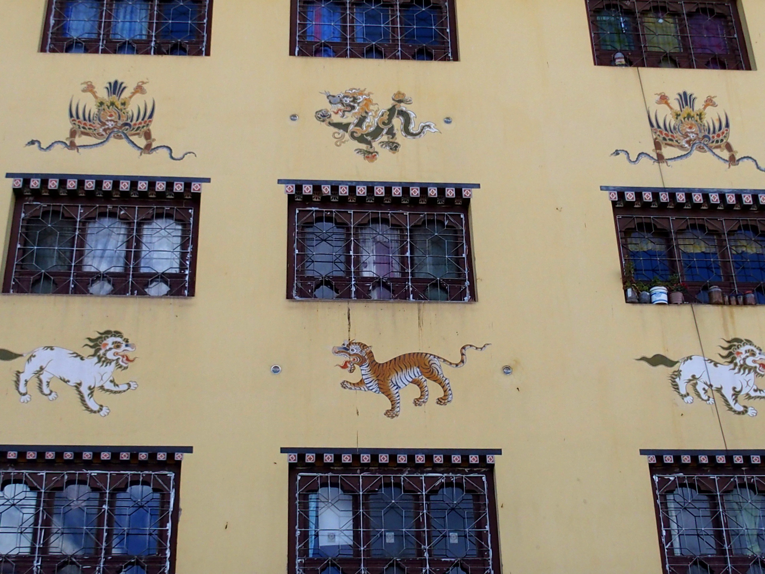 Peintures-traditionnelles-au-Bhoutan-sur-mur-immeuble