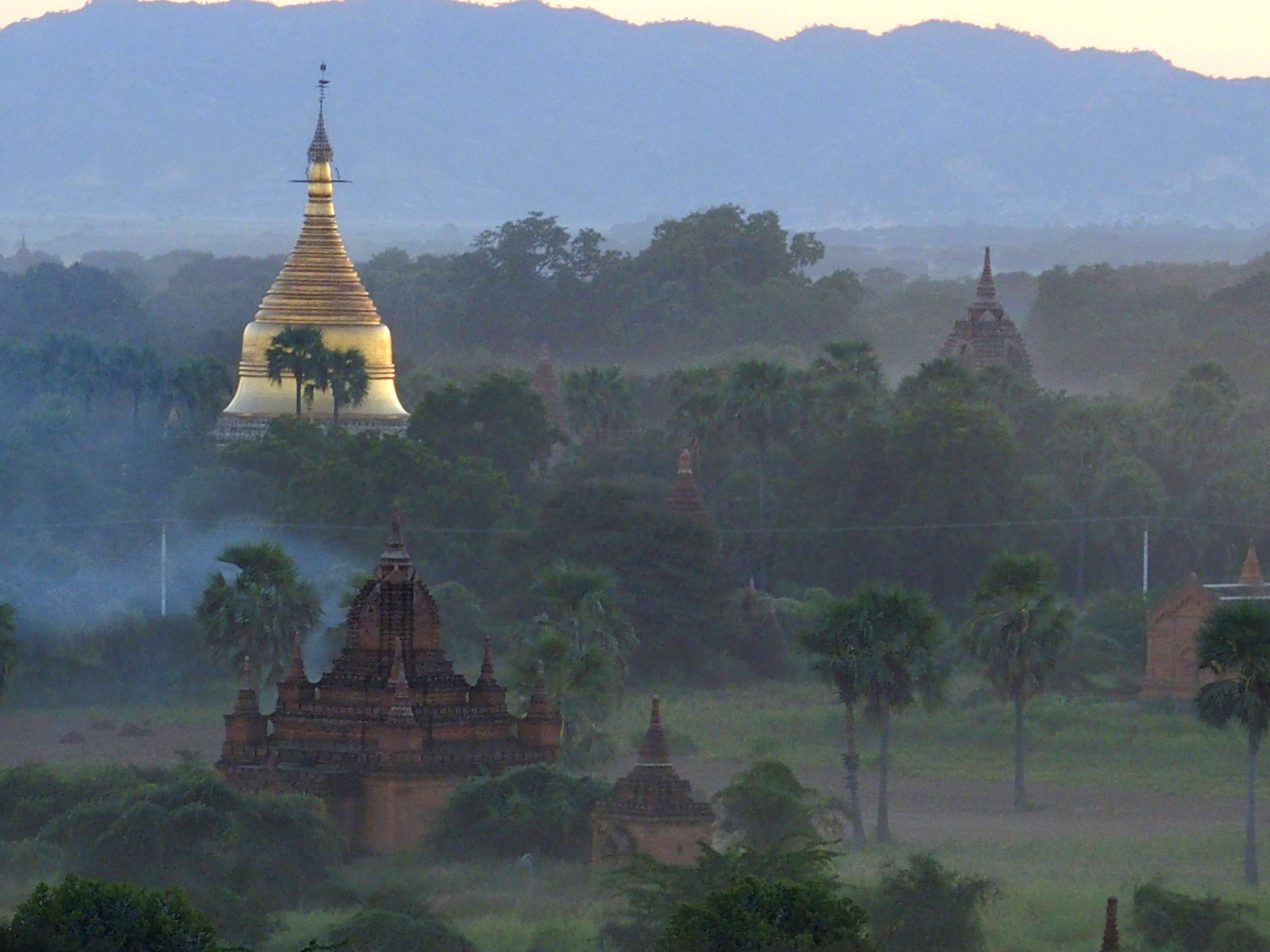Stupa-doré-et-ruines-de-Bagan-Myanmar