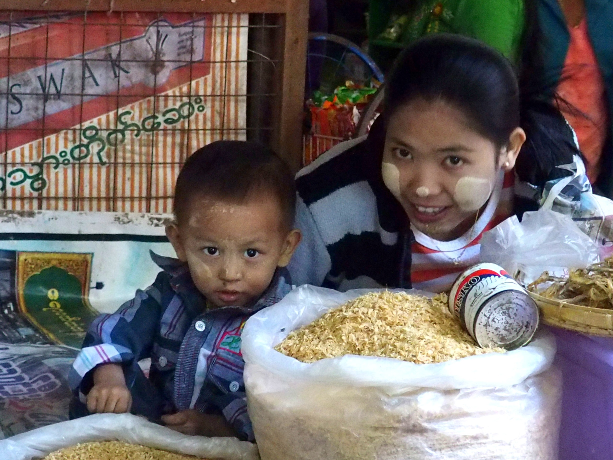 Vendeuse et son enfant sur marché Bagan Birmanie