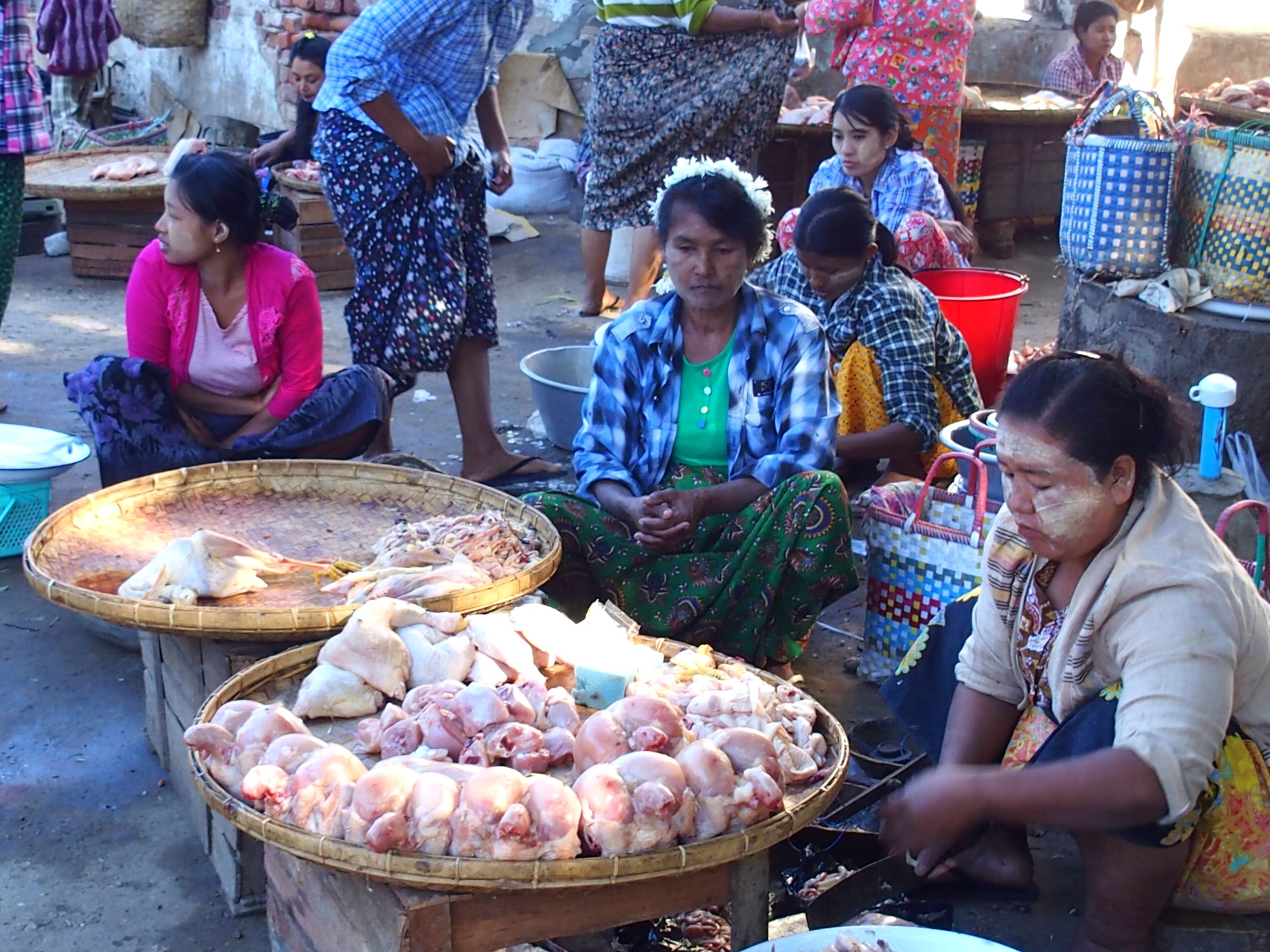 Vendeuses poulet marché Bagan Myanmar.