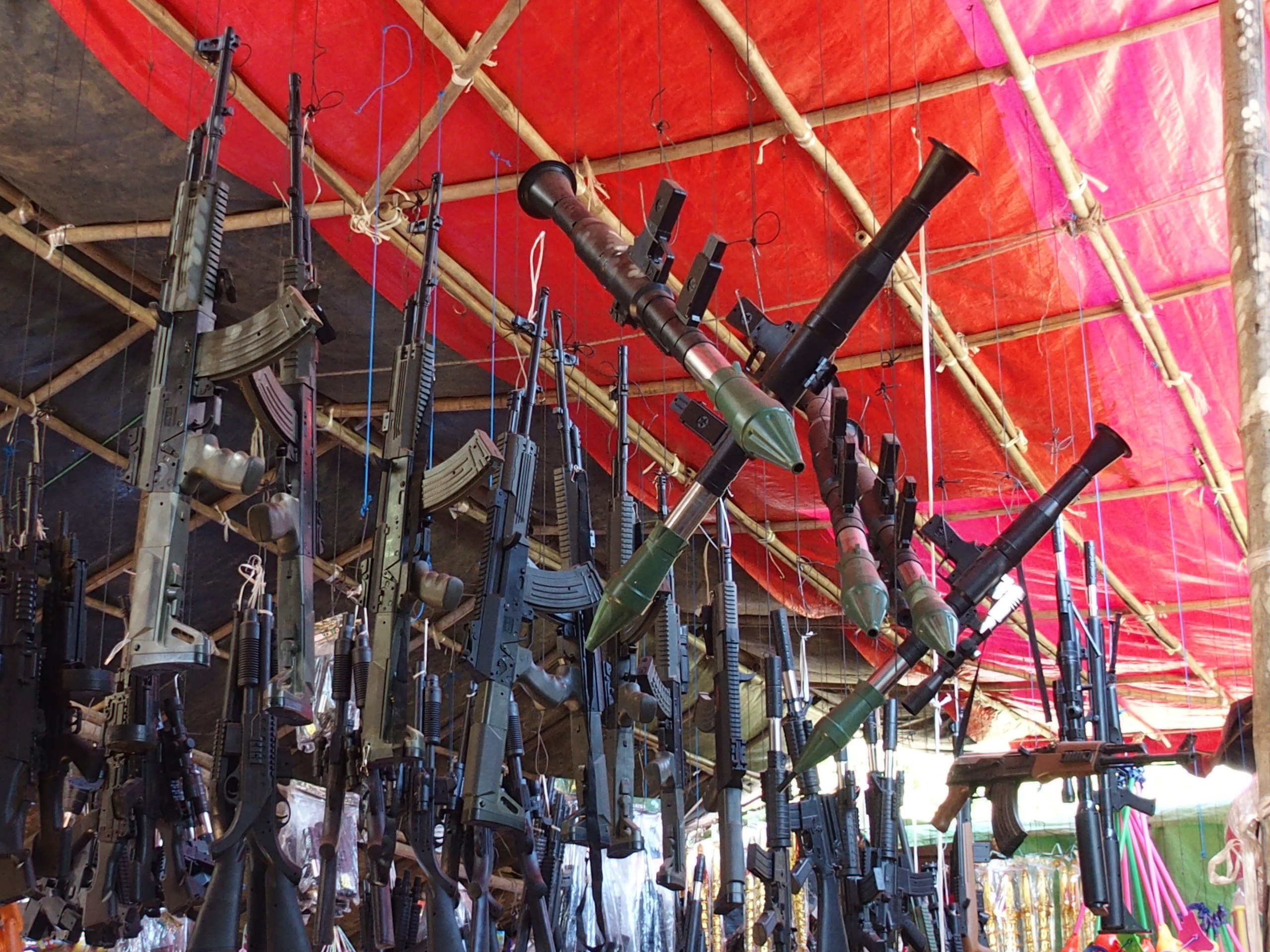 Vente-de-fusils-jouets-marché-de-Bagan-Myanmar