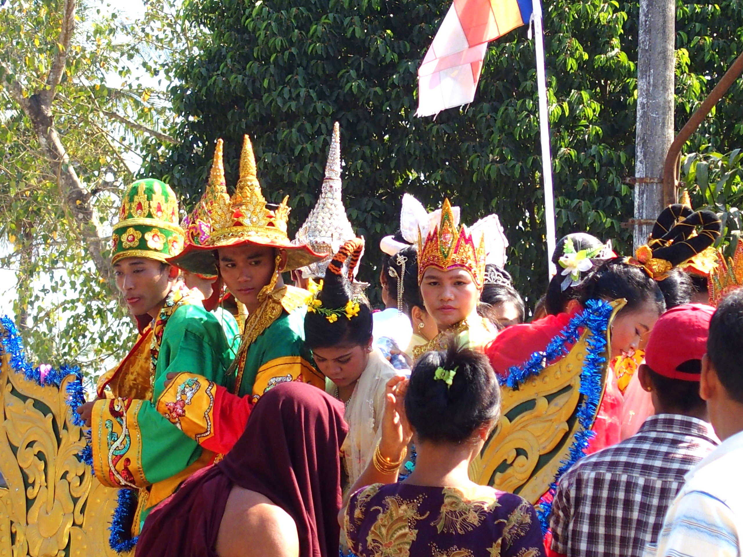 Costumes-colorés-participants-incinération-moine-Bago-voyage-Rocher-dOr-Myanmar