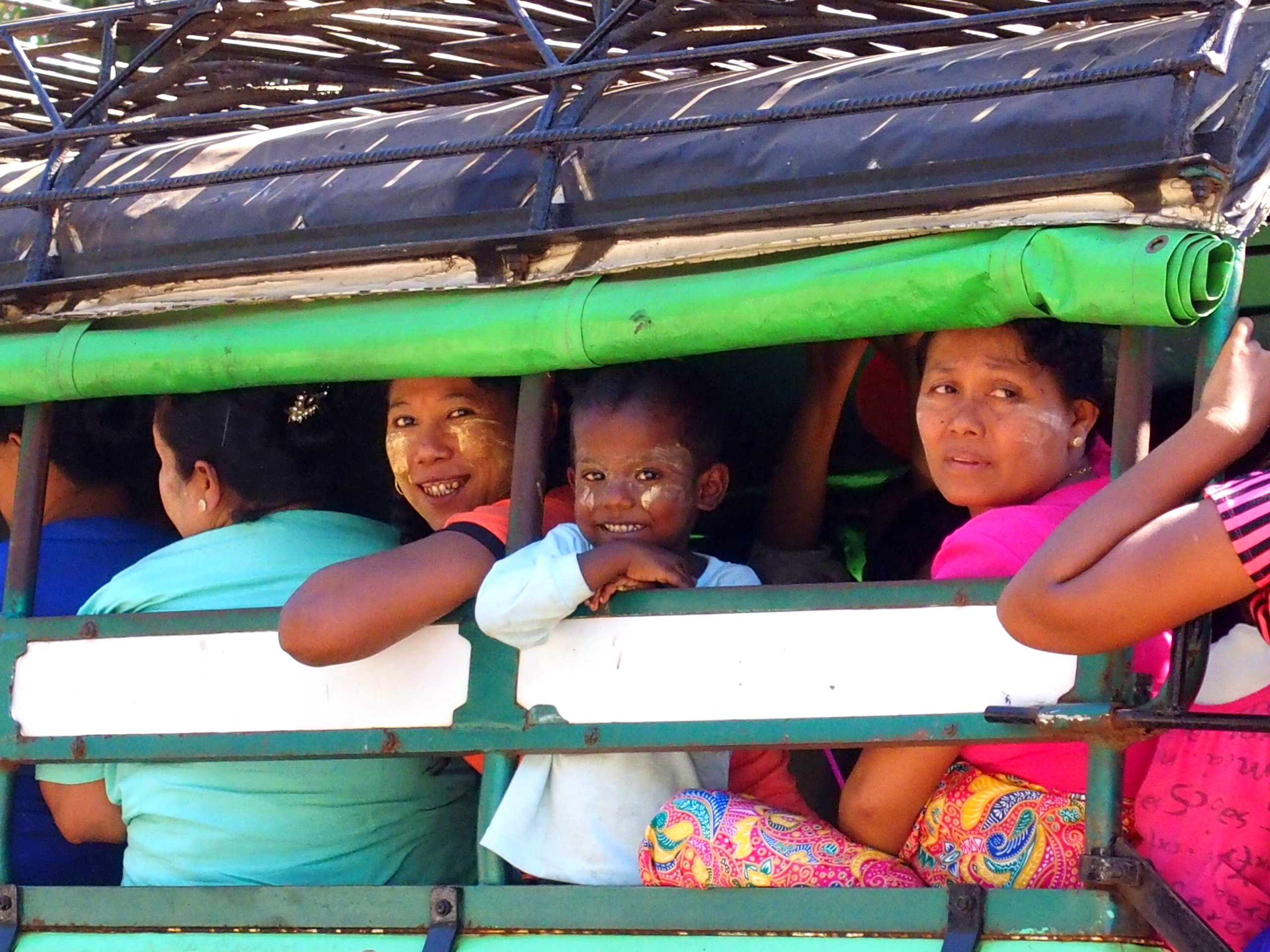 Femme-et-enfant-dans-bus-cérémonie-incinération-Bago-Myanmar