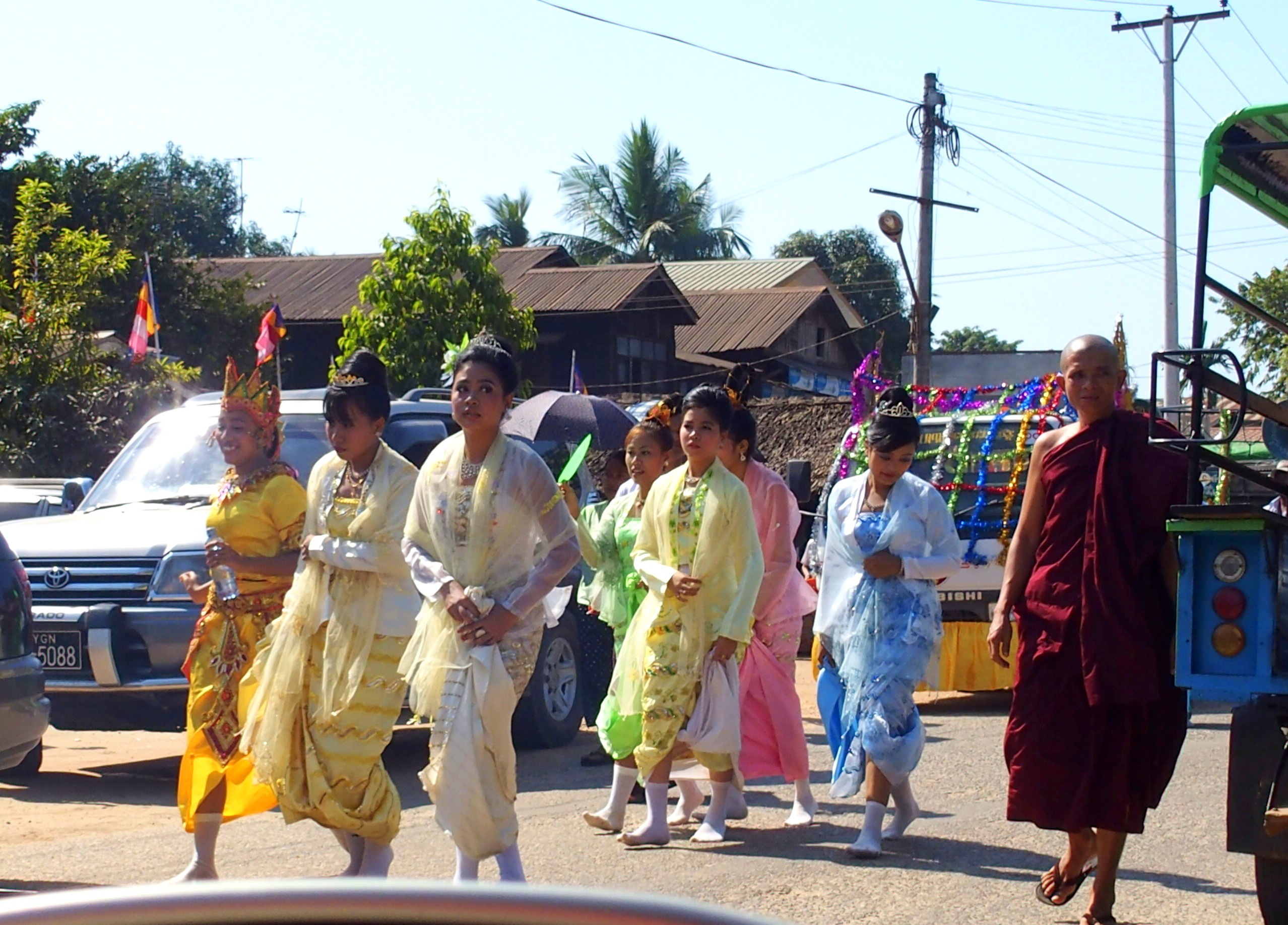 Groupe-de-femmes-cérémonie-incinération-moine-Bago-voyage-Rocher-dOr-Myanmar