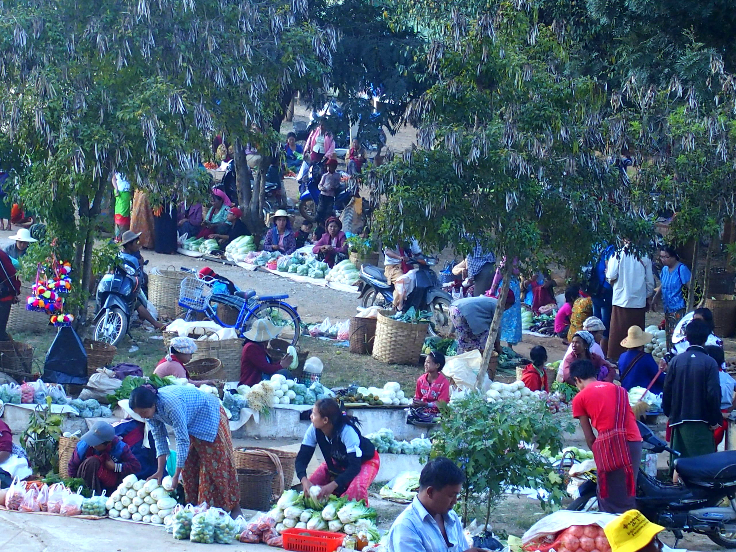 Vendeuses fruits et légumes sur marché Bago Myanmar.