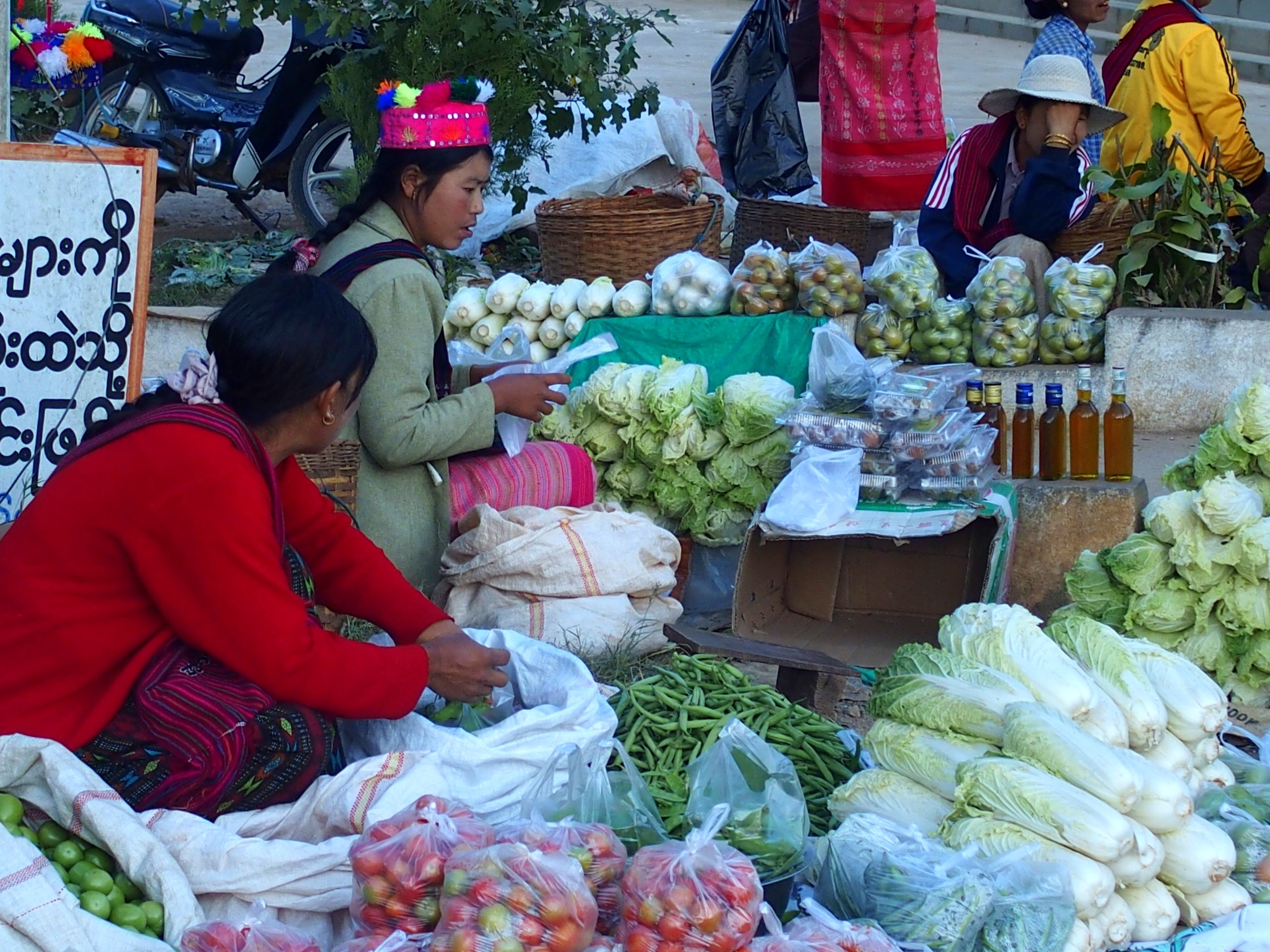 Vendeuses-fruits-et-légumes-sur-marché-Bago-Myanmar