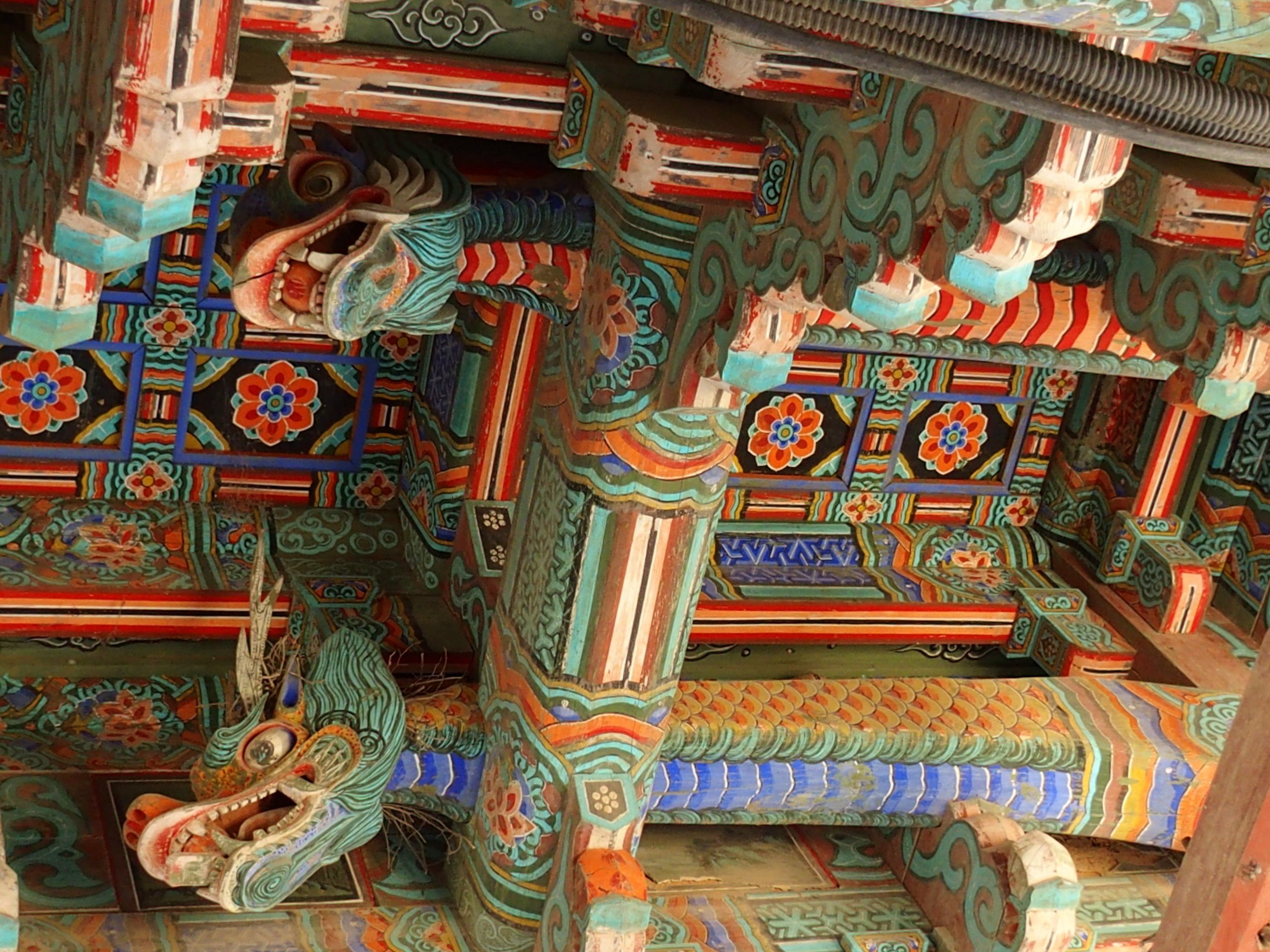 Plafond en bois sculpté et peint temple Bulguksa Corée du sud