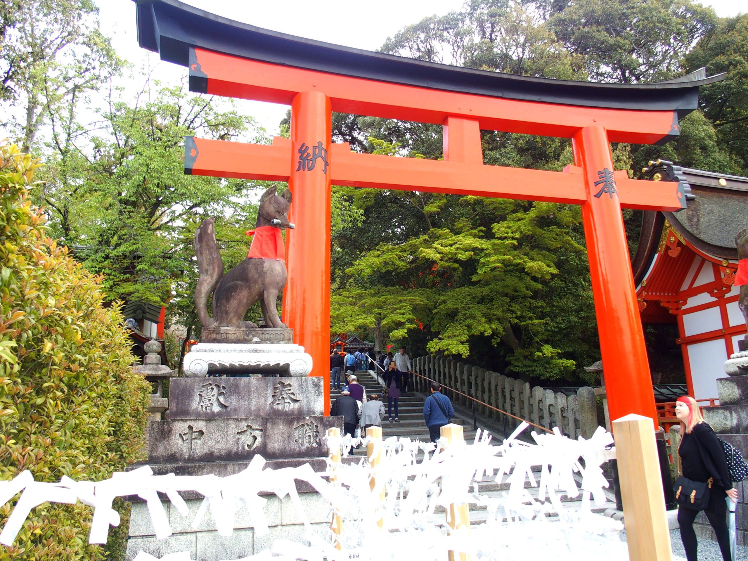 Début du parcours dans sanctuaire Fushimi Inari-taisha Kyoto