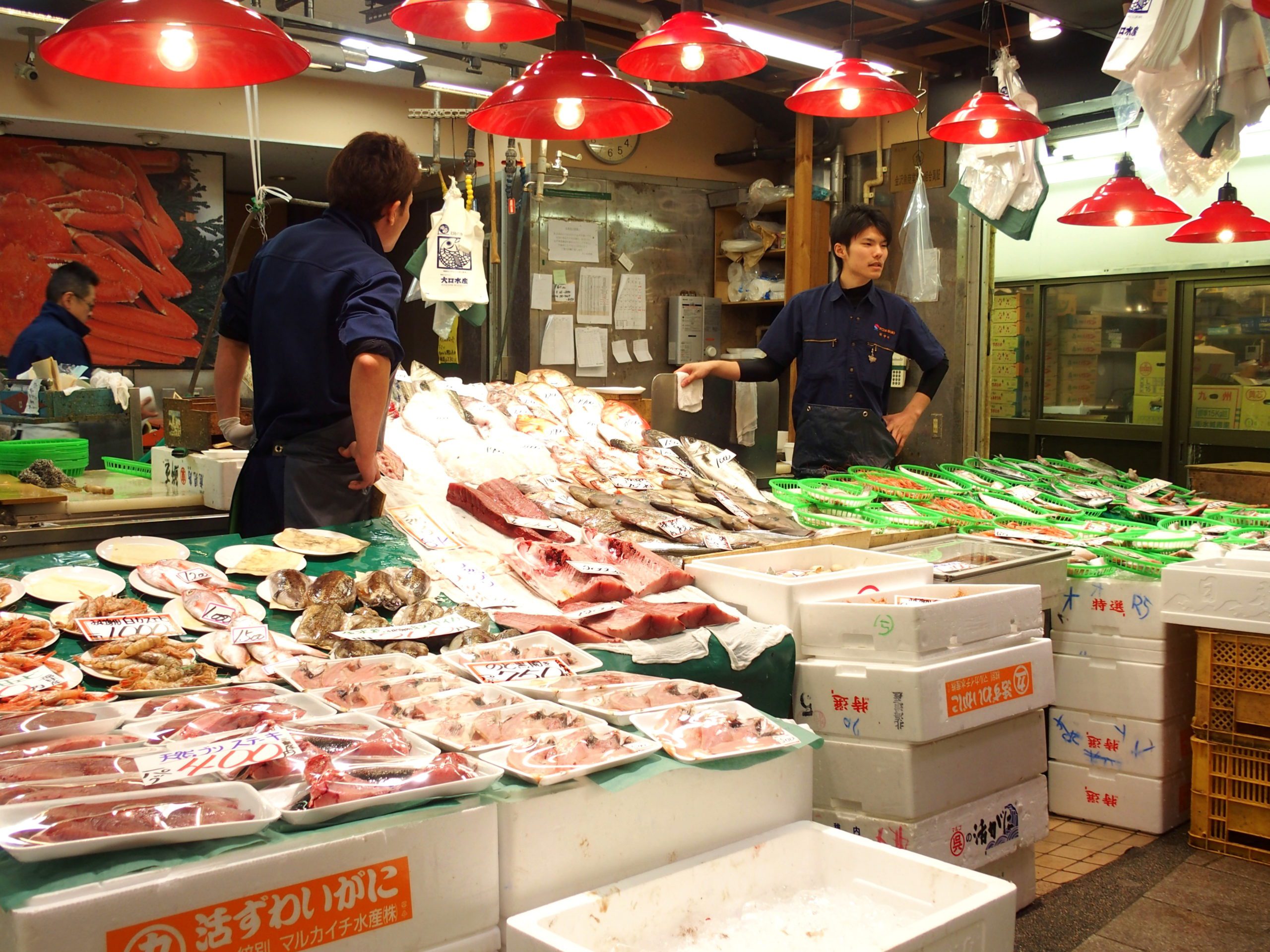 Etal de poissonnerie marché Omicho Kanazawa Japon