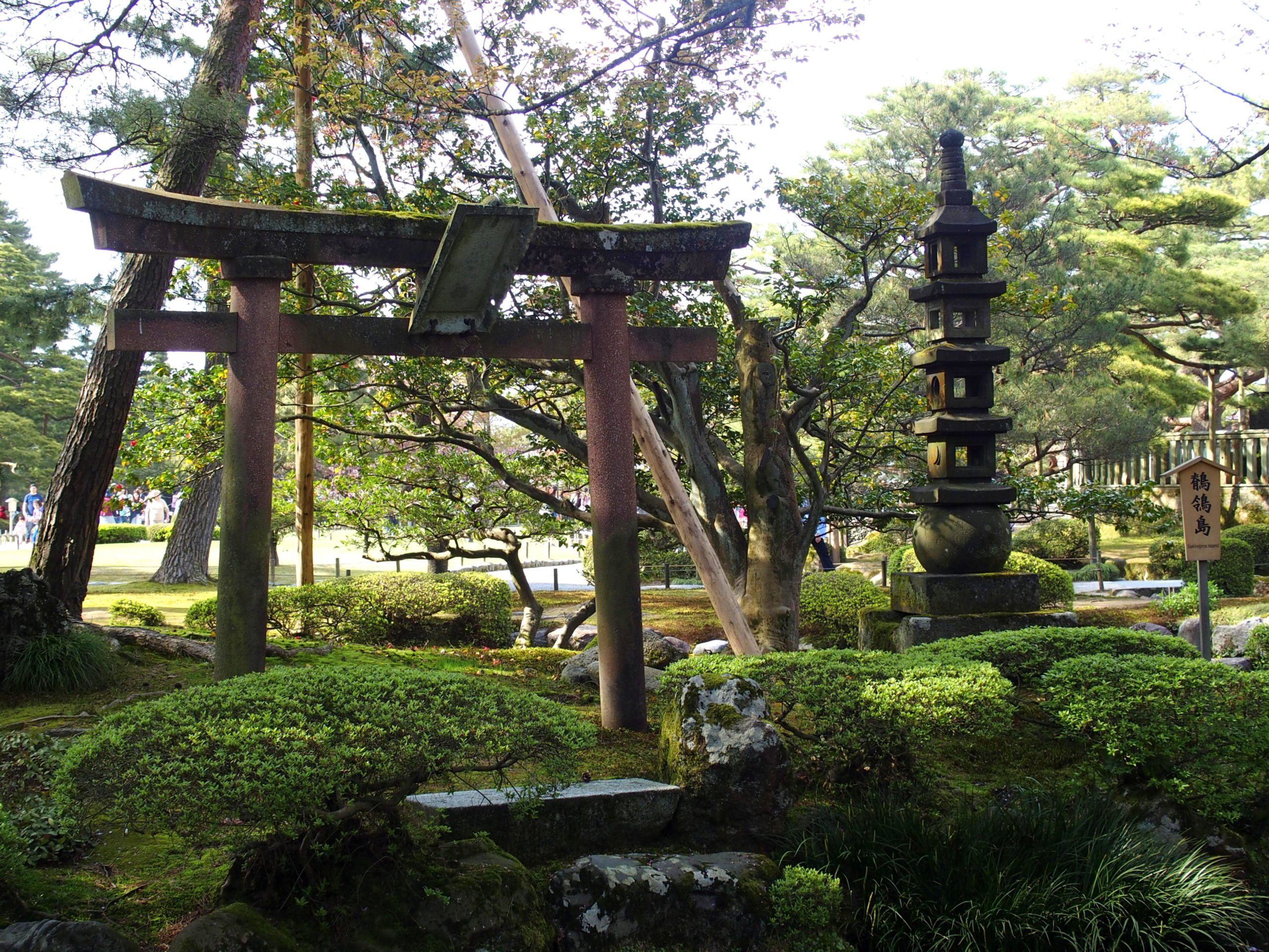 Torii et lanterne jardin Kenroku-en visite de Kanazawa