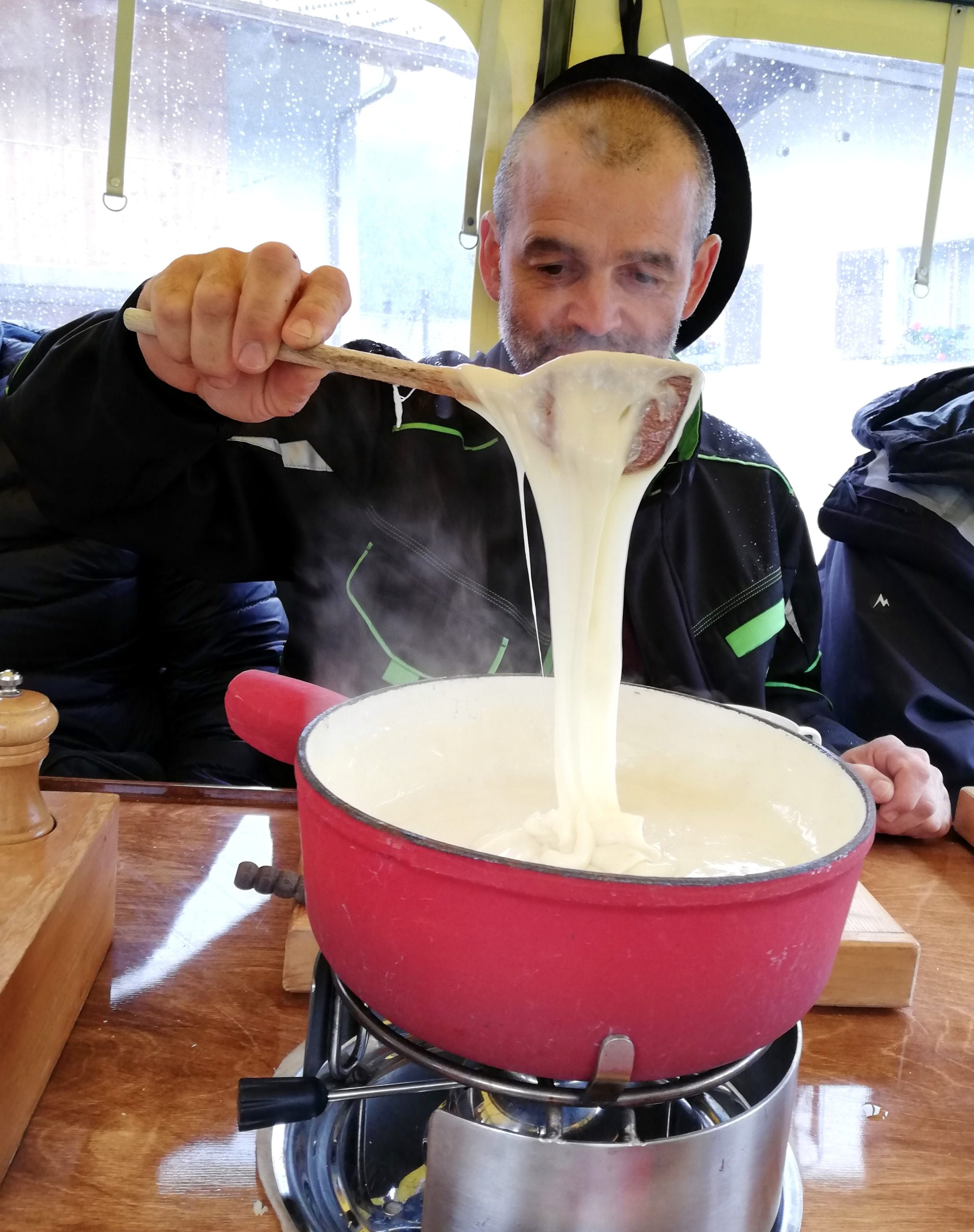 Slow Food Travel dans char à fondue de La ferme des Moulins Suisse