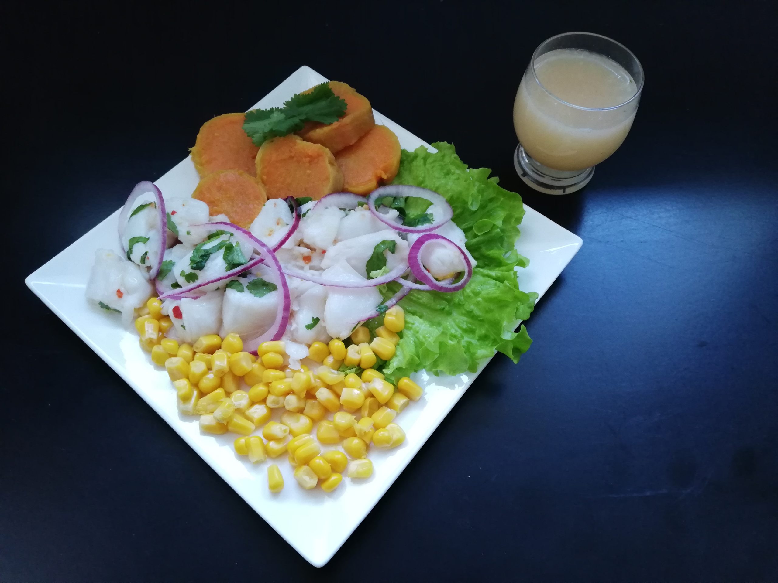 une bonne recette du ceviche avec un verre de leche de tigre Pérou