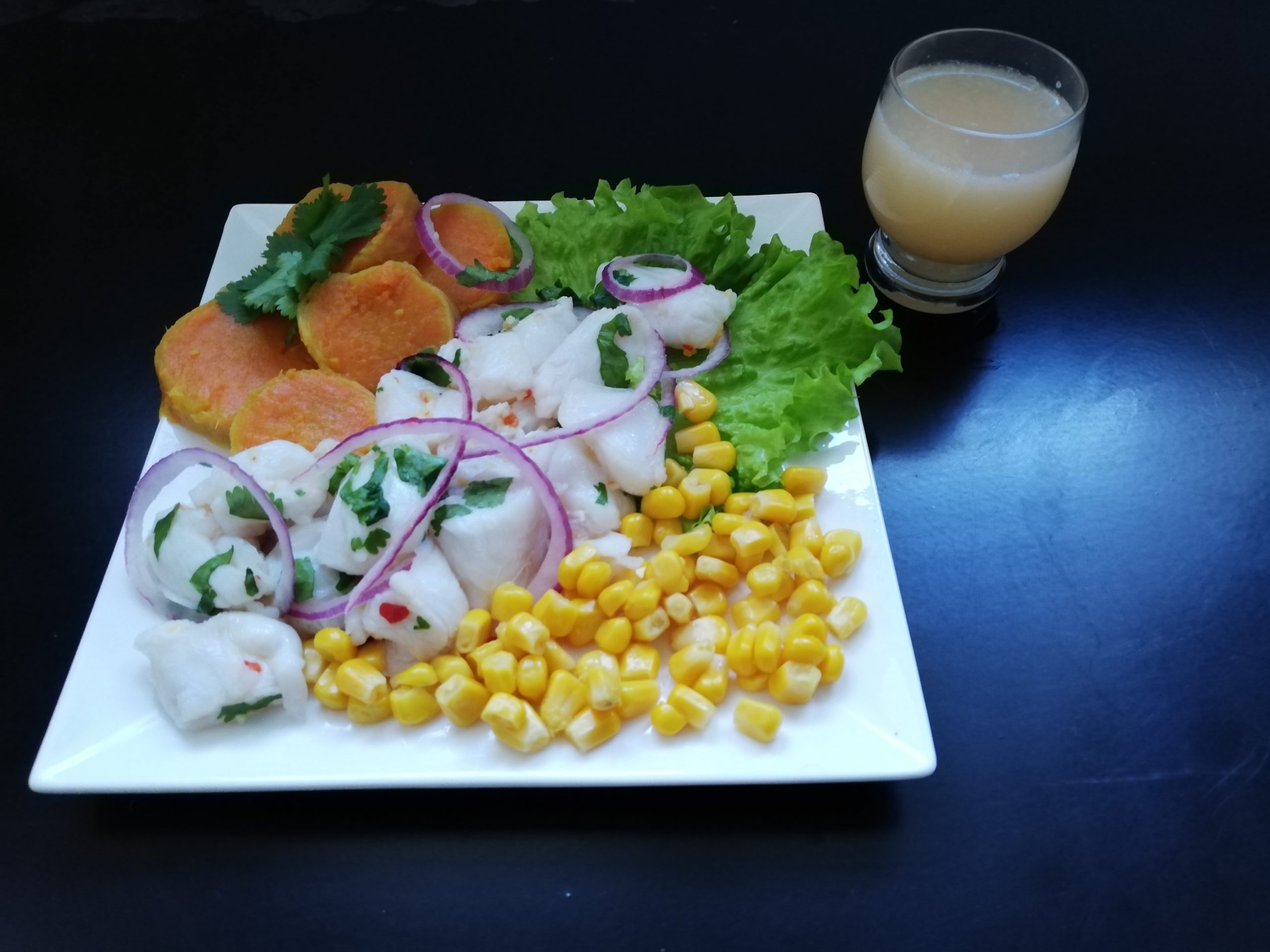 recette du ceviche avec verre de leche de tigre au Pérou