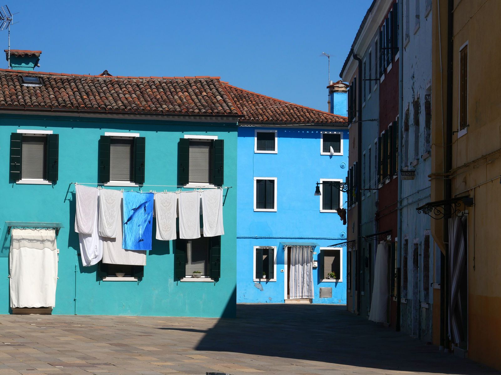 7 raisons de visiter Burano - ses maisons colorées.jpg