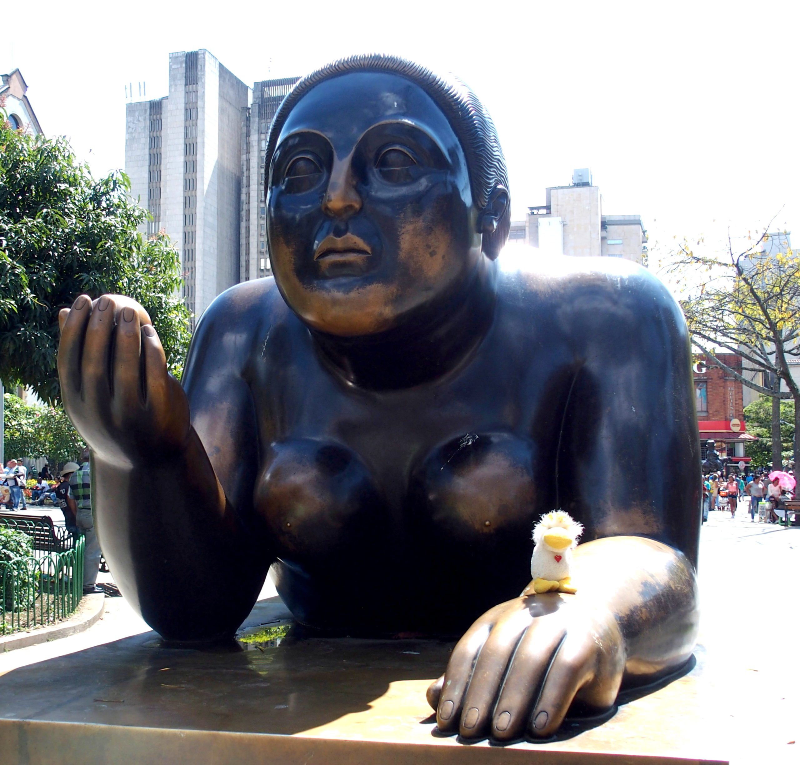 Sculptures de Botero Femme aux fruits Medellin Colombie