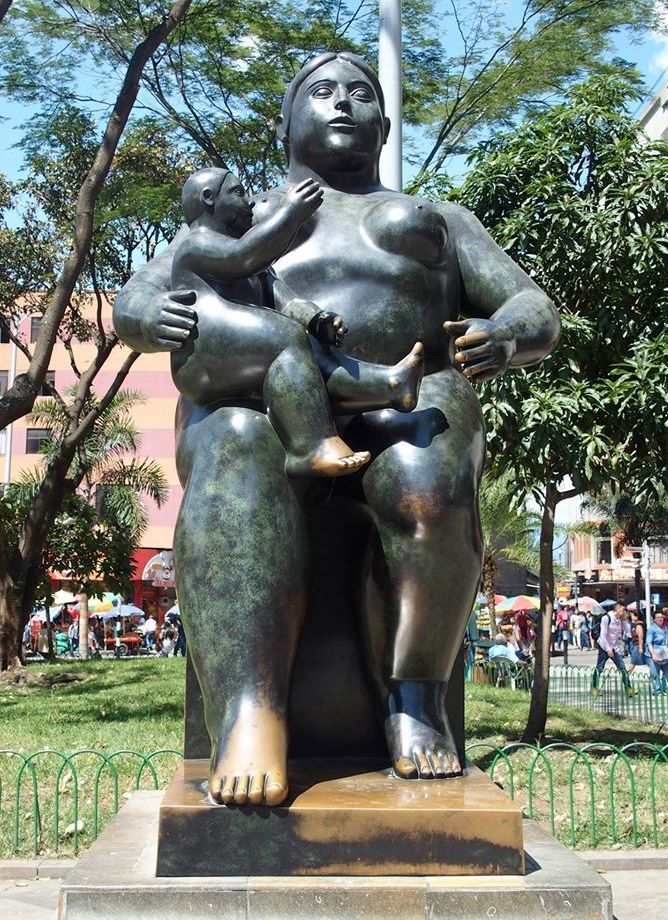 La Maternité Statue Botero Medellin Colombie
