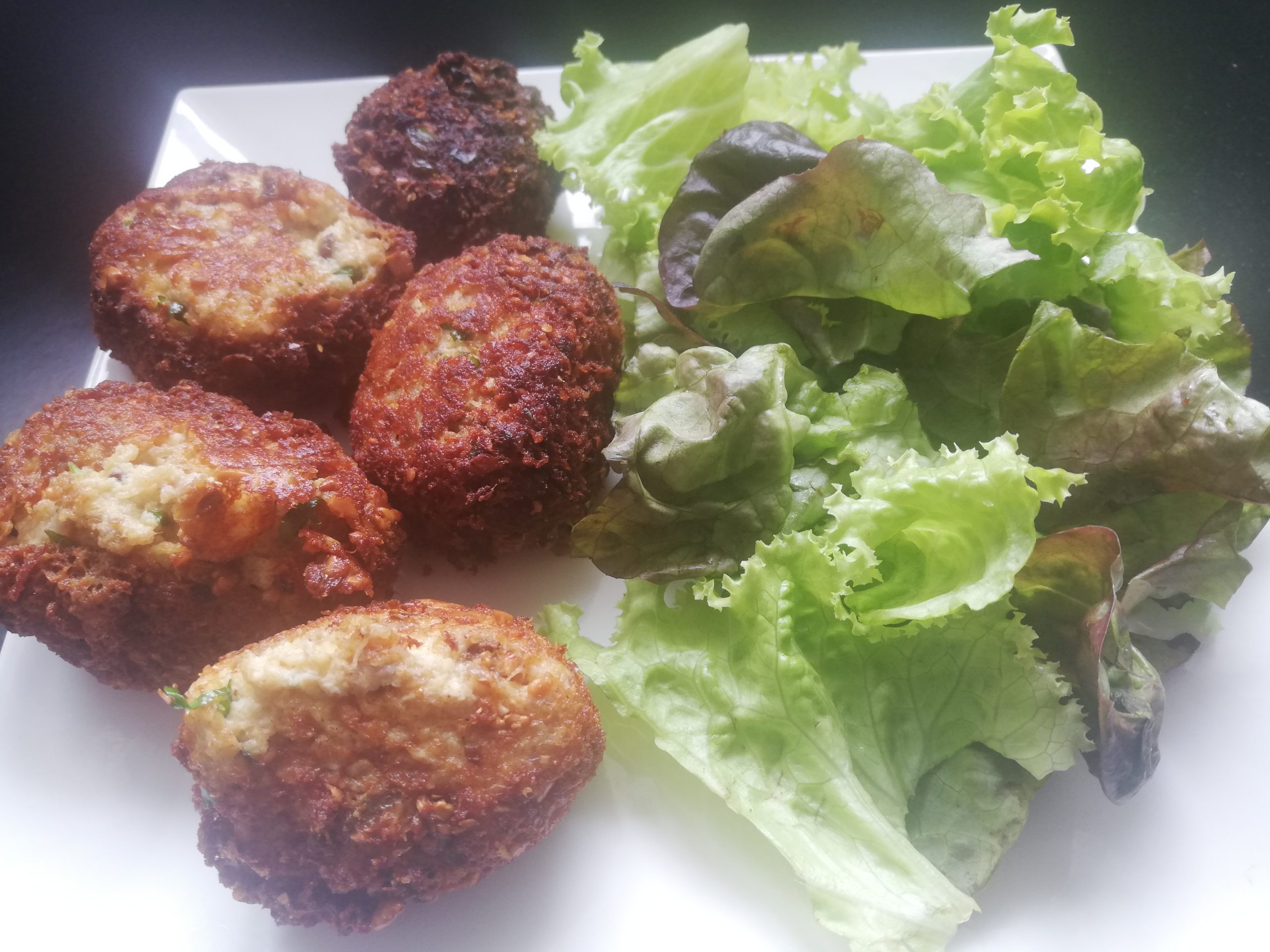 Polpette di tonno e ricotta avec salade Italie