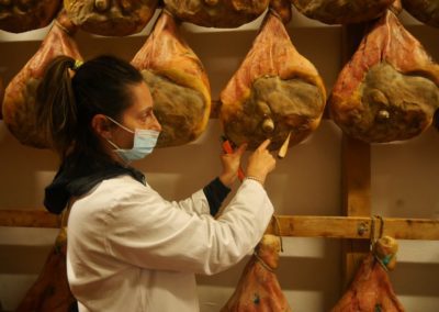 Danièla dans cave prosciutto di Modena