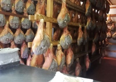 Etape de graissage du prosciutto de Modène Italie