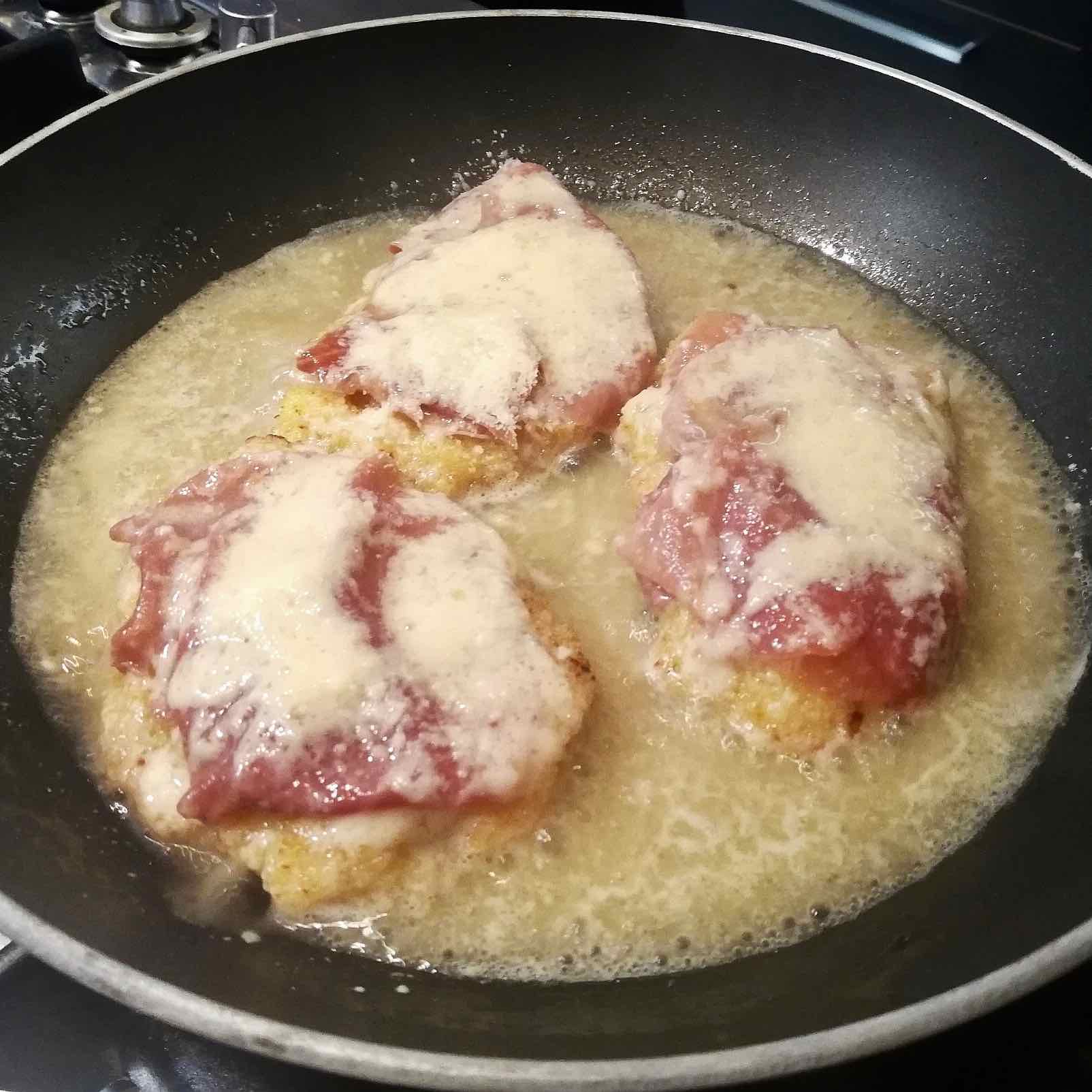 Cotoletta alla bolognese dans leur bouillon Bologna Gourmet