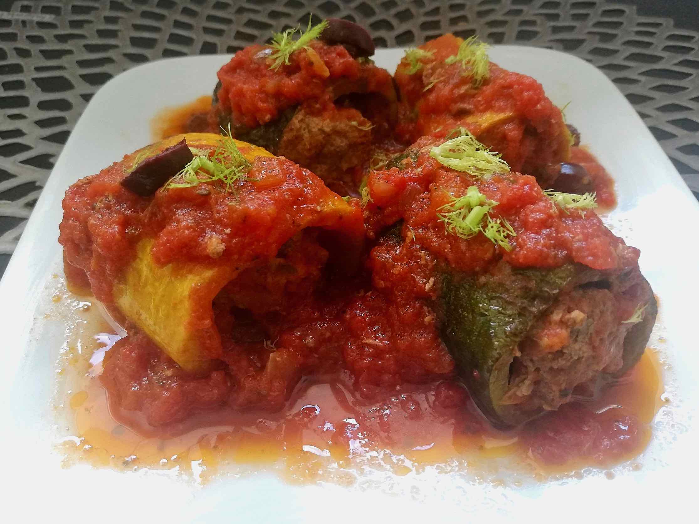 Plat de courgettes farcies à la bolognaise.