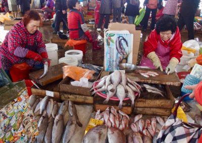 Bel étal de poissons marché Busan Corée
