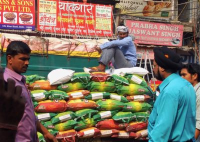 Coincés dans un embouteillage marché Ol Delhi Inde