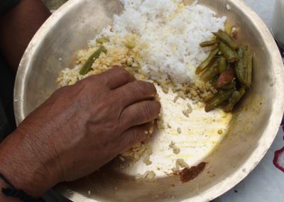 Manger à l'indienne avec les doigts