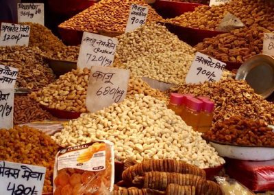 Vente fruits secs marché Old Delhi.