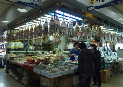 Vente poissons séchés marché Corée
