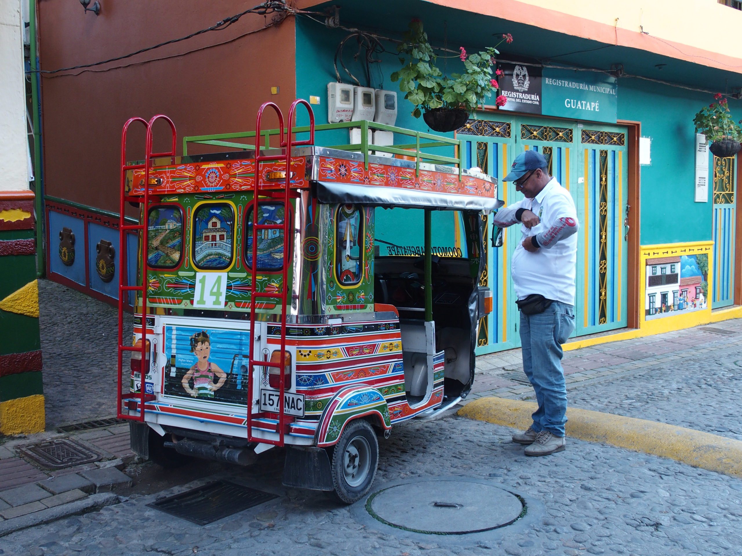 Visiter Guatape Colombie Chauffeur de moto chiva
