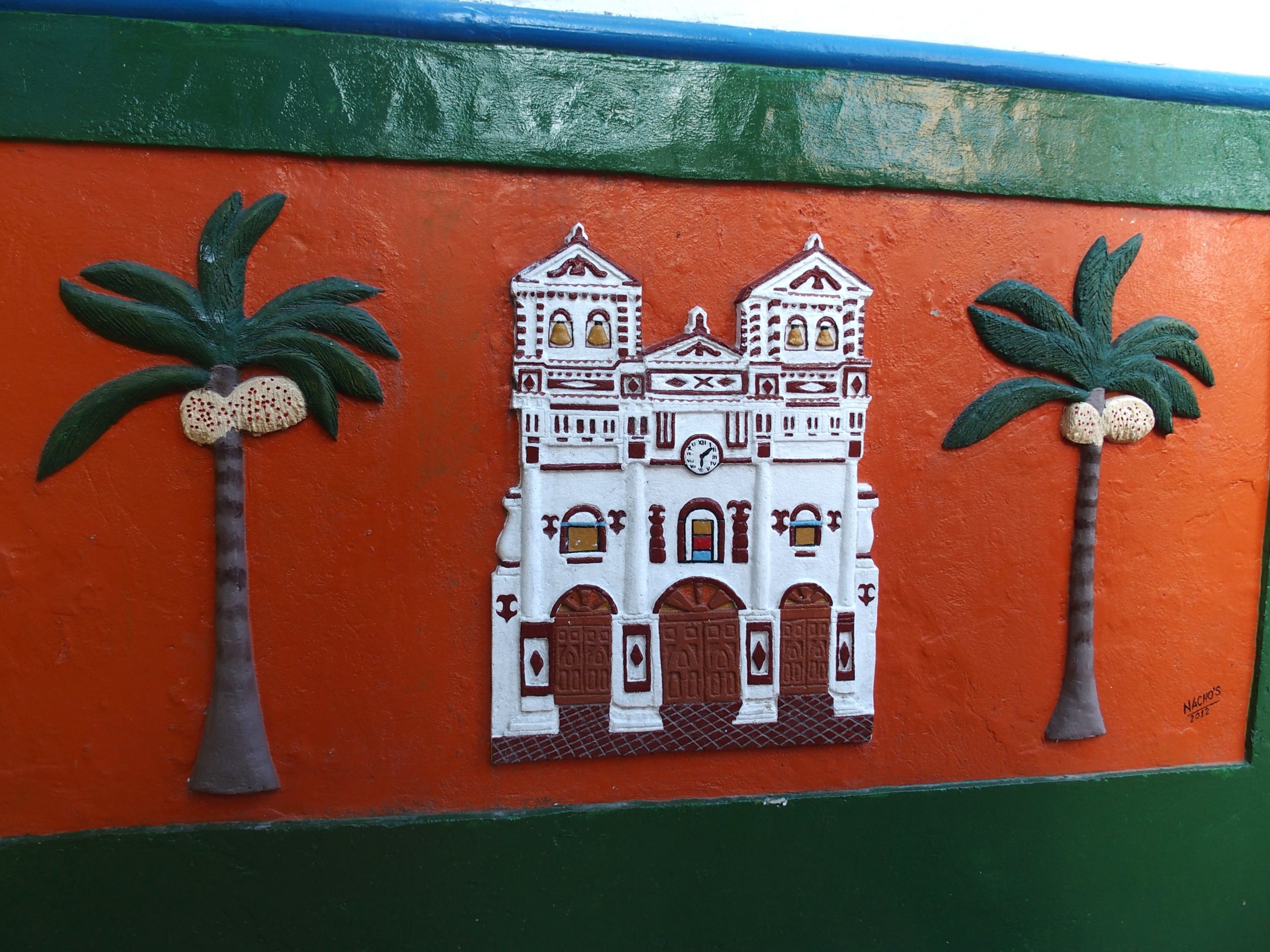 Visiter Guatape zocalos sur église