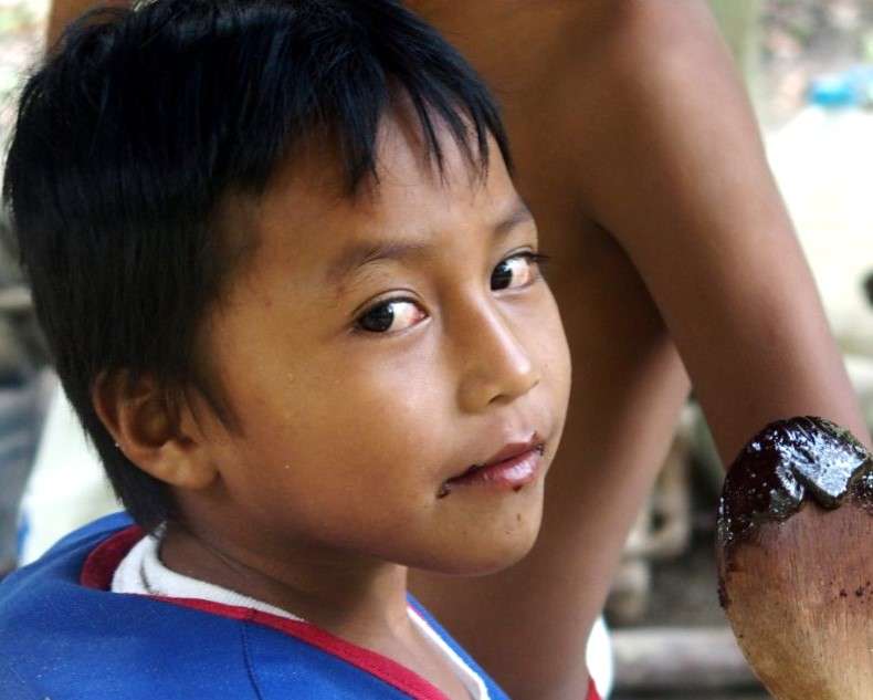 Enfant cuillère chocolat