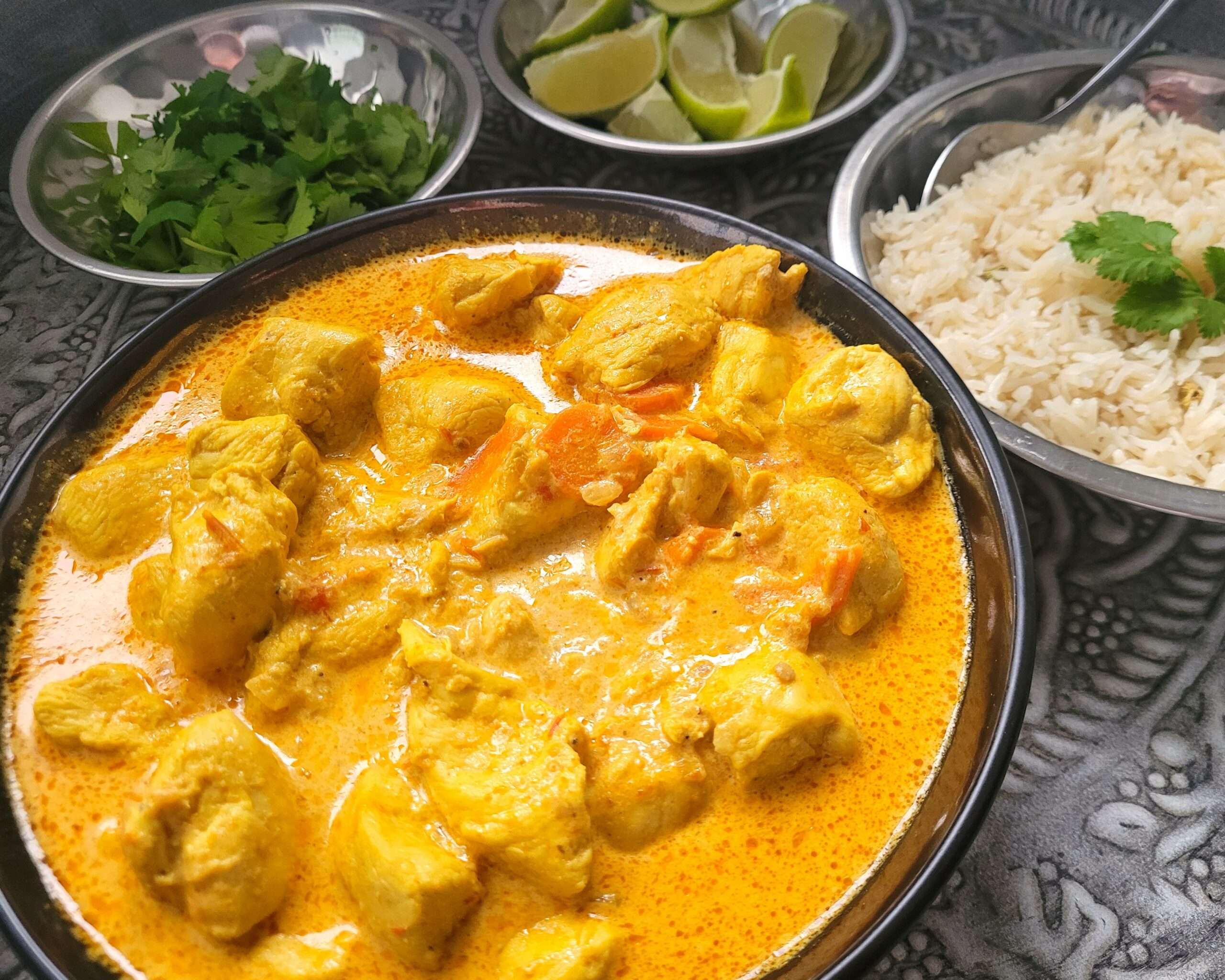 Plat curry de poulet au lait de coco indien