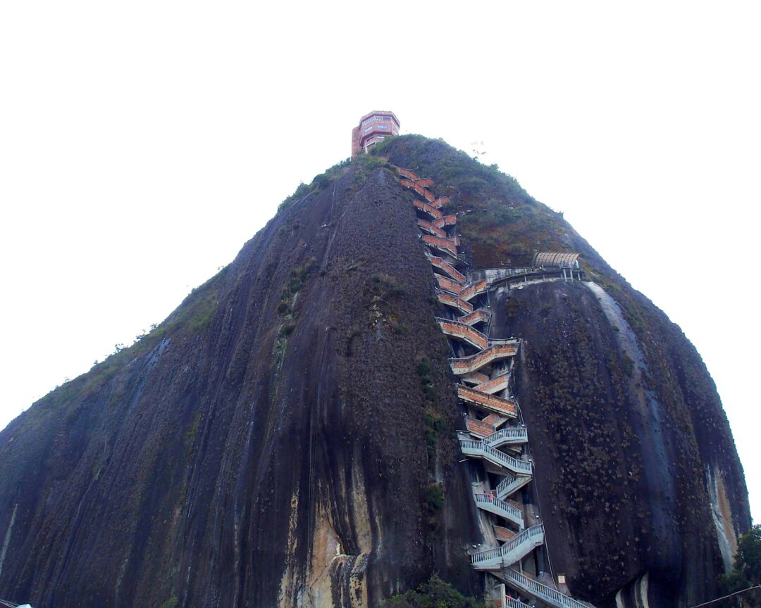 Escalier flanc Piedra del Penol Guatape