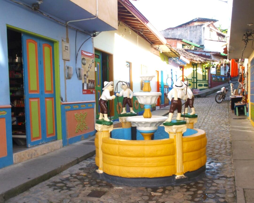 Fontaine calle del recuerdo Guatape Colombie